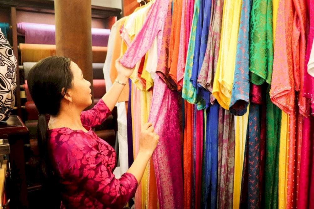 Visitors can buy ao dai - the traditional Vietnamese outfit